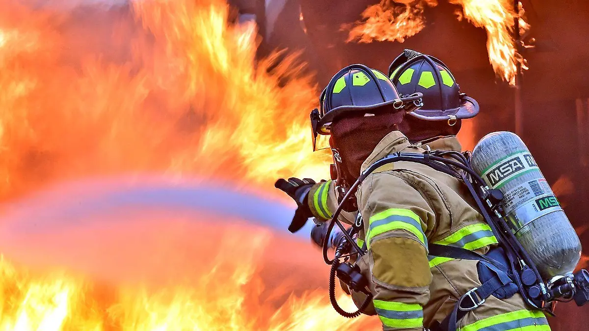 bomberos atacan incendio